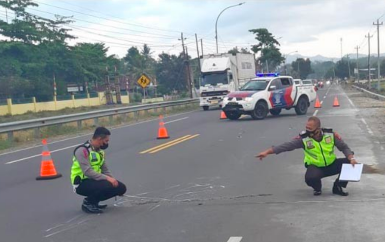 MAUT: Polisi melakukan olah TKP tewasnya anggota Brimob di Kulon Progo, Jogjakarta. (foto: ist)