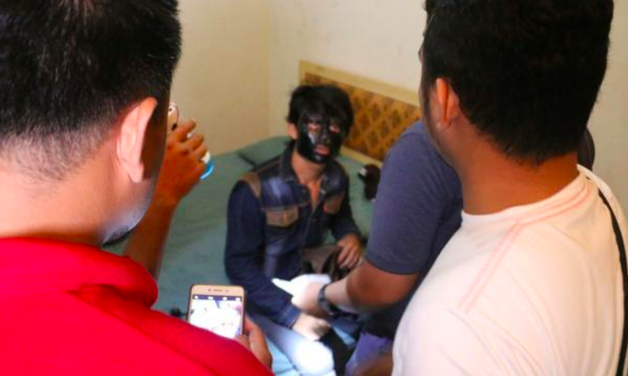 Penjahat bertopeng di hotel bikin geli polisi yang menangkapnya. (foto: ist)