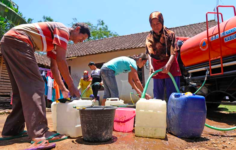 KEKERINGAN Warga memanfaatkan bantuan air bersih dari pemerintah daerah setempat. (foto: ilustasi/ist)