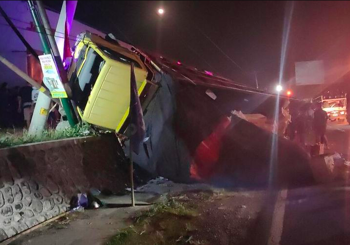AMBYAR: Truk bermuatan buah jeruk tergulung usai menabrak sepeda motor di Jogjakarta, Kamis (26/8). (foto: ist)