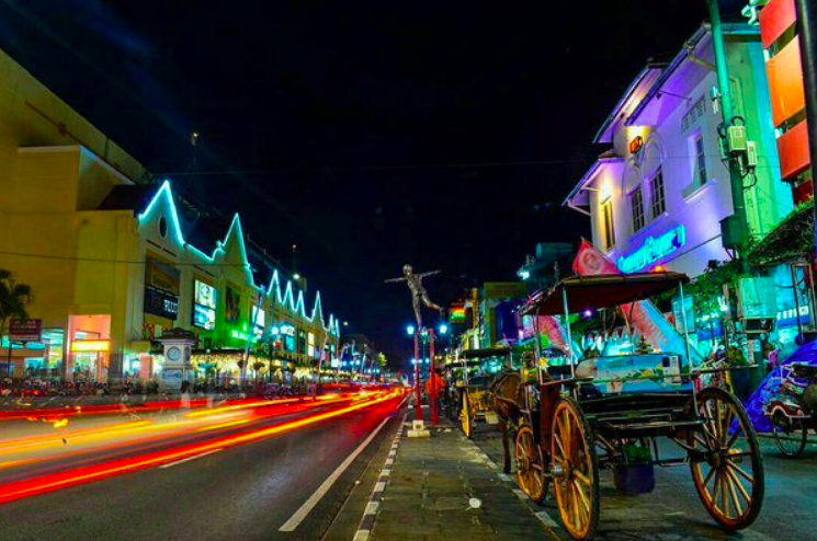 KANGEN: Kawasan Malioboro menjadi magnet wisatawan memperpanjang masa tinggal di Jogjakarta. (foto: ist)