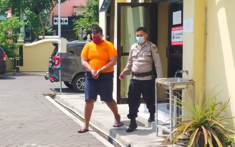 JAHAT: Driver ojek online, IW, 29, warga Malang, Jawa Timur digelandang petugas Polsek Sleman. (foto: ist)