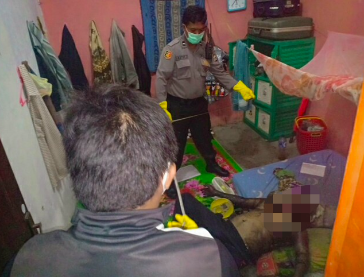 MENYENGAT: Polisi melakukan olah TKP di lokasi ditemukannya warga yang meninggal dunia di dalam rumah. (foto: ilustrasi/ist)
