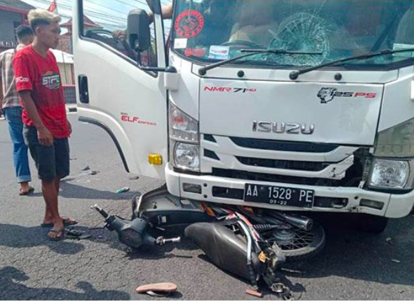 RINGSEK: Truk Isuzu AA 1528 PE terlibat laka dengan Supra X AB 2876 DZ di Jalan Magelang. (foto:ist)