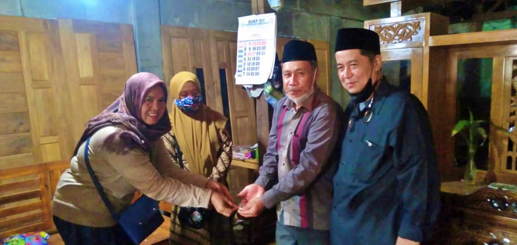 Seorang Ibu saat serahkan dua buah cincin kepada panitia pembangunan Pondok Pesantren Tema Gunungpring