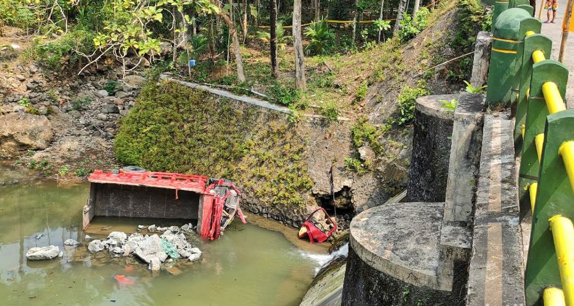 Truk Muatan Batu tabrak pejalan kaki dan terjun ke sungai di Jogja