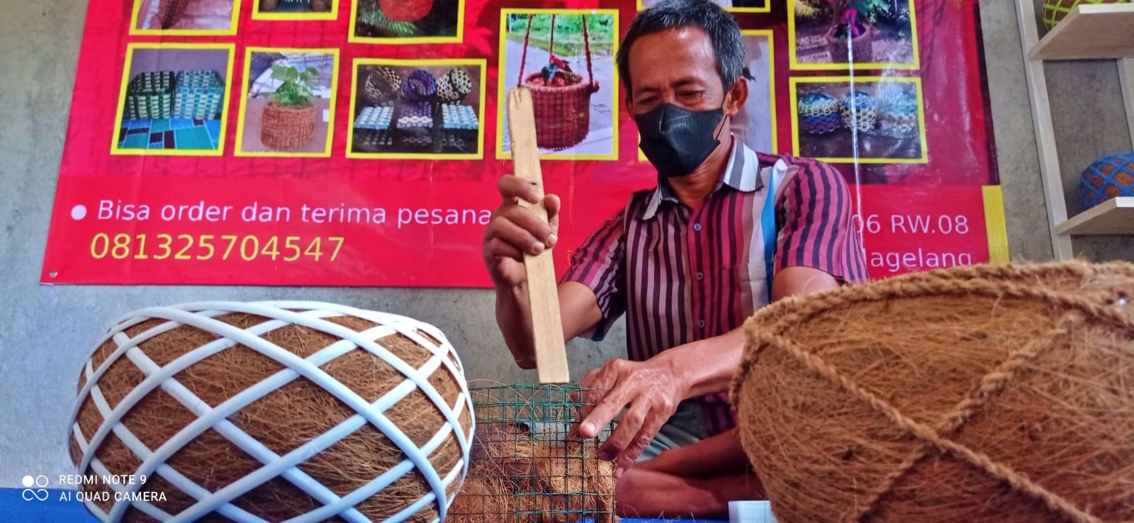 Urip Marsono seorang difabel membuat kerajian pot dari serabut kelapa