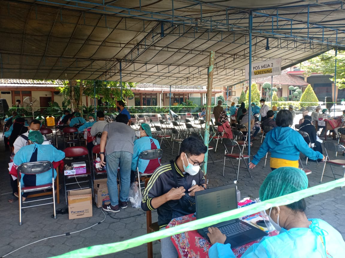 Vaksinasi Polres Magelang di SMA Vanlith Muntilan