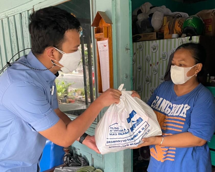 Peduli Masyarakat Terdampak Pandemi, Anggota DPR RI Bramantyo Suwondo Beri Bantuan Sembako