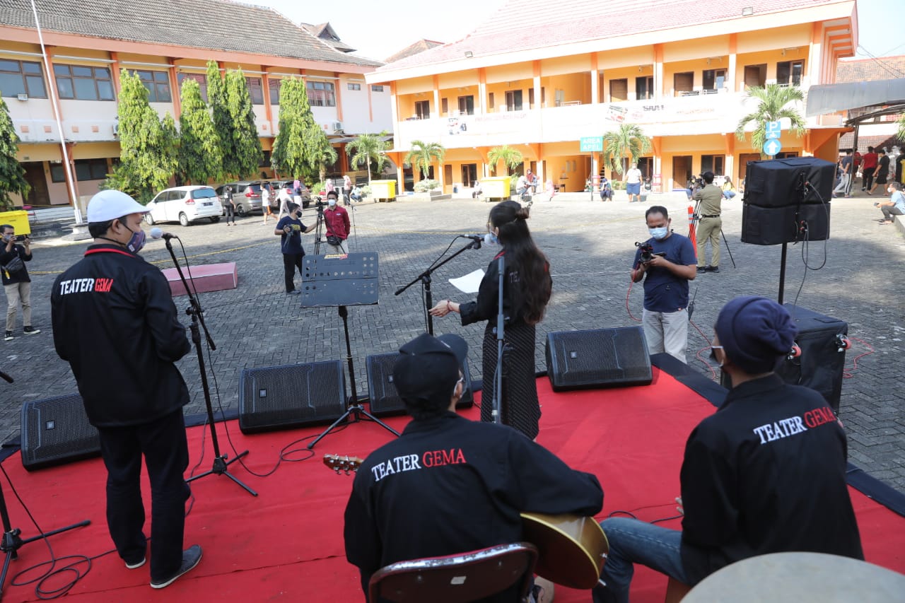 Bantu Penanganan Covid-19, Mahasiswa di Semarang Hibur Pasien Covid-19 di BPSDMD Jateng