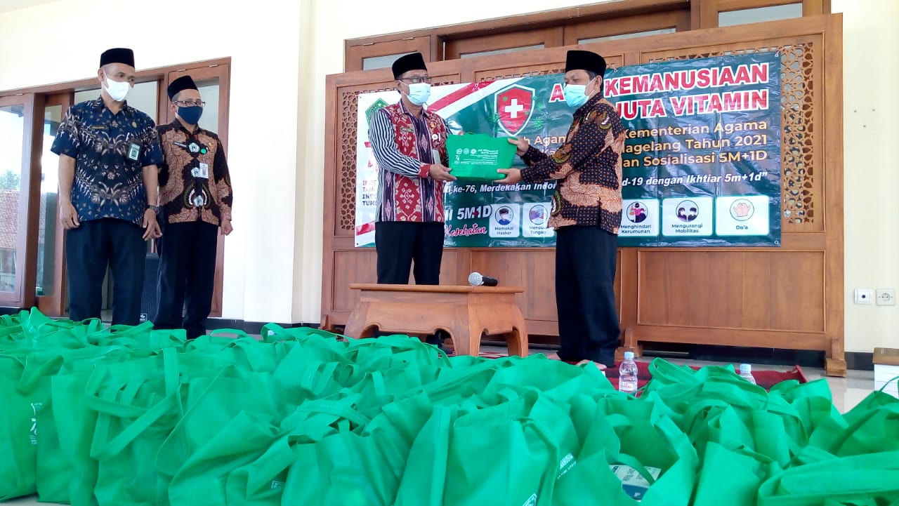 Penyuluh Agama Islam Kemenag Kabupaten Magelang Bagikan Paket Bantuan untuk Warga Terdampak Pandemi