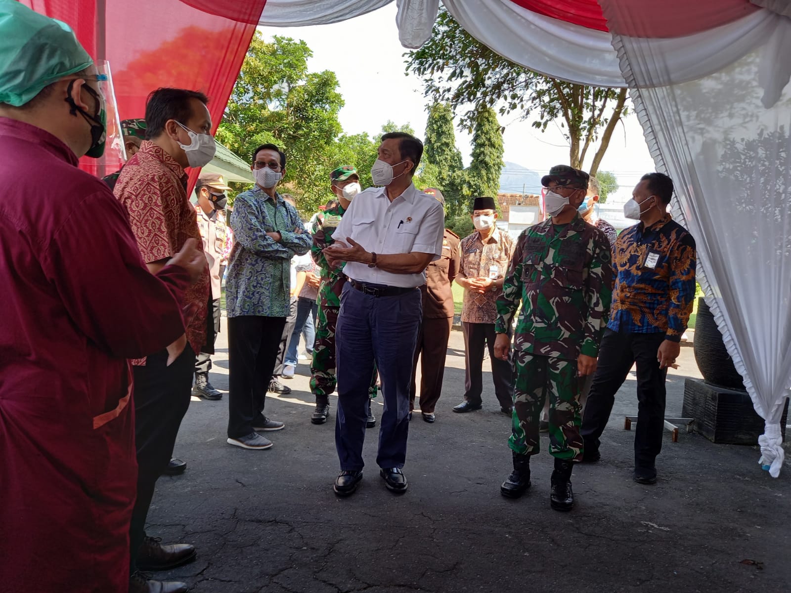 Tinjau Lokasi Isolasi Terpusat di Kota Magelang, Menko Luhut Minta Ini