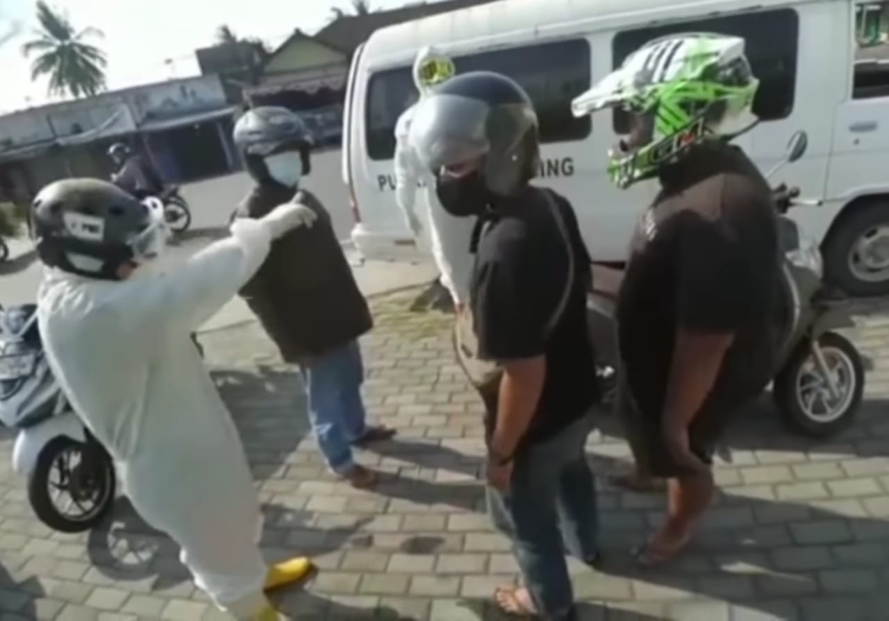 SALAH PAHAM: Ribut antara pengawal mobil ambulans jenazah dan pemotor di Jogja. (sumber: instagram/ merapi_uncover