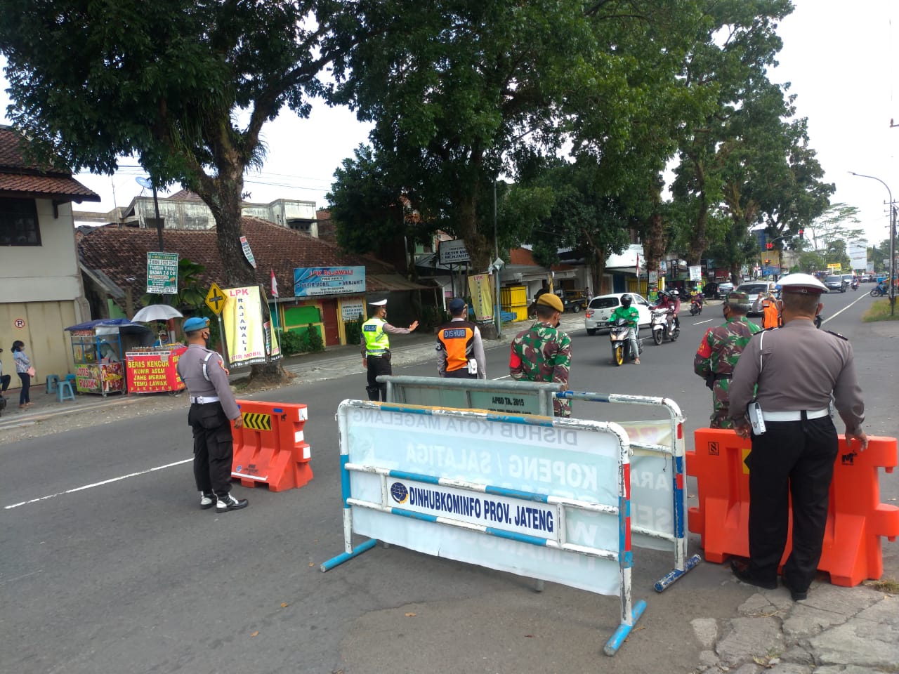 Kegiatan Rutin yang Ditingkatkan (KRYD) Penyekatan di simpang empat Pakelan