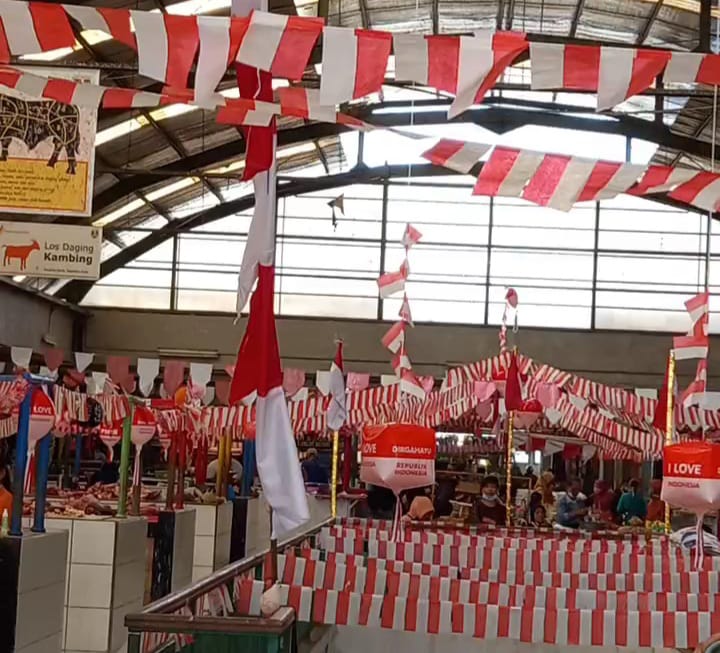 Jelang HUT ke-76 RI, Los Pasar di Kota Magelang Ini Dihias Warna Warni
