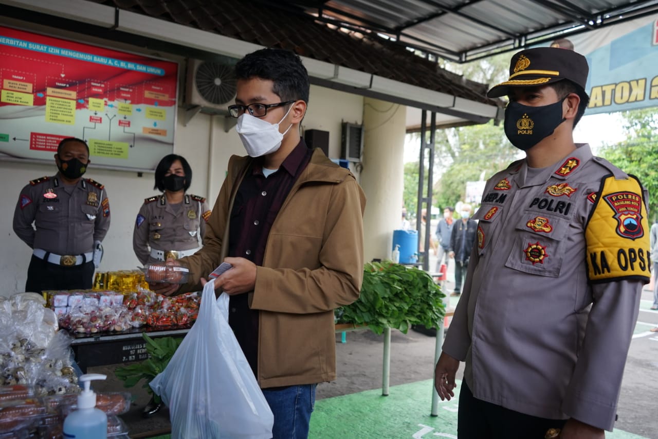 Program Jumat Berkah Polres Magelang Kota, Bagikan Sayuran dan Lauk Pauk untuk Pemohon SIM