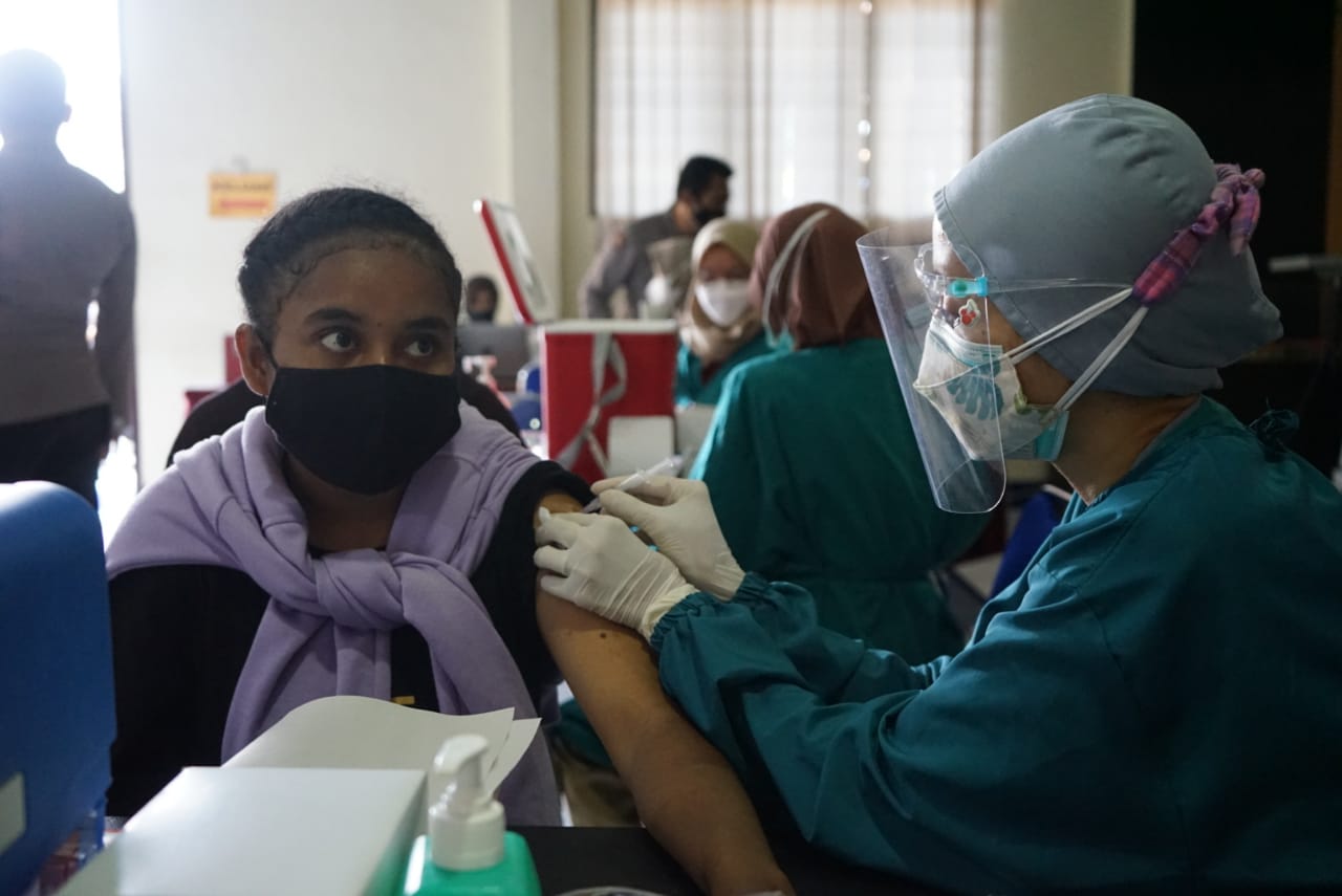 Puluhan Pelajar Papua Ikut Vaksinasi Covid-19 di Polres Magelang Kota
