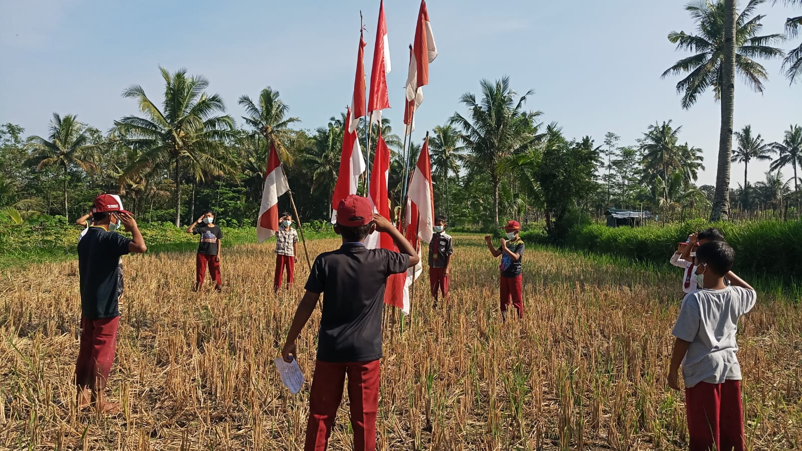 HUT RI ke-76, Anak-anak Dusun Keron Magelang Upacara di Tengah Sawah
