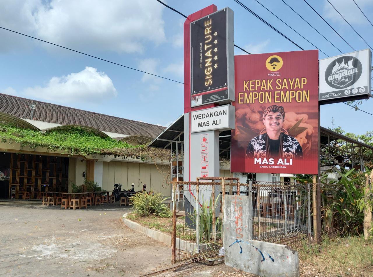 Viral! Warung Angkringan di Magelang Pasang Baliho ‘Kepak Sayap Empon Empon’, Terinspirasi dari Politisi