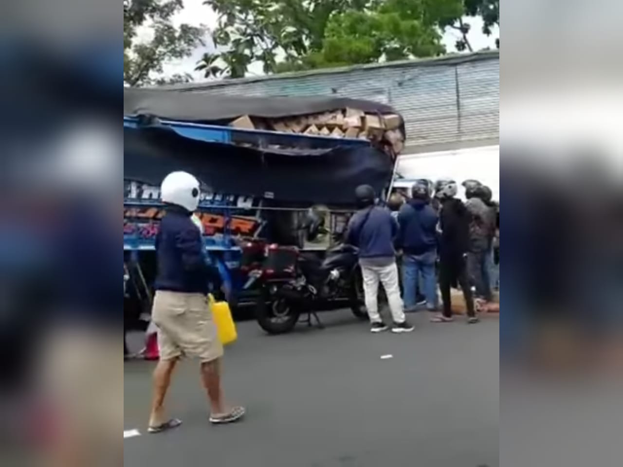 TERJEPIT: Warga Grabag, Kabupaten Magelang menjadi korban kecelakaan di Jalan Ringroad Selatan Jogjakarta. (foto: Instagram/merapi_uncover)