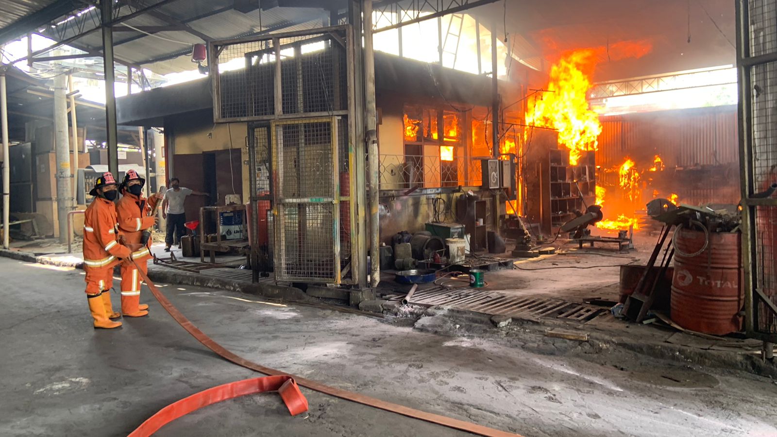 Diduga Korsleting Listrik, Pabrik di Tempuran Magelang Terbakar