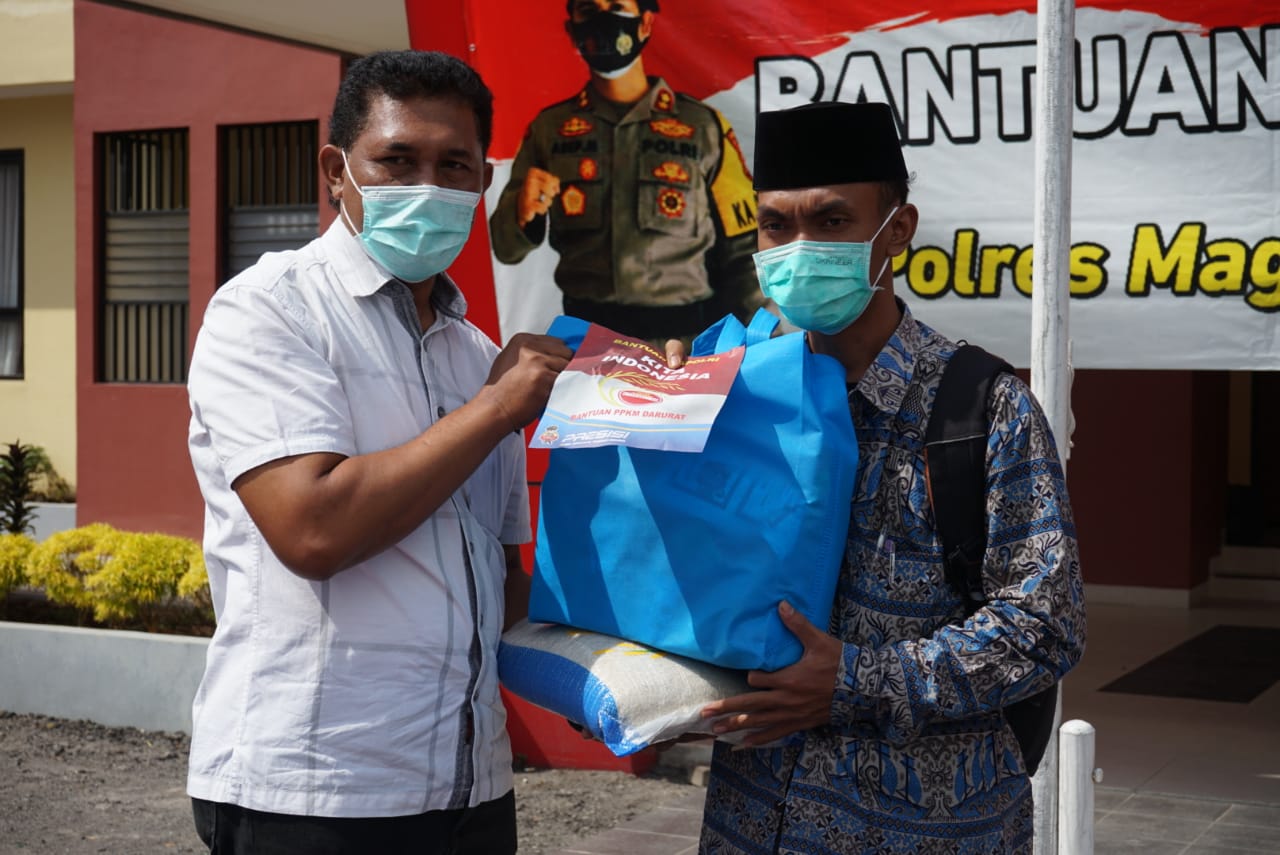 Polres Magelang Kota Salurkan Paket Bantuan Bagi Pekerja Transportasi dan Wali Santri Pondok Al-Asrof Bandongan