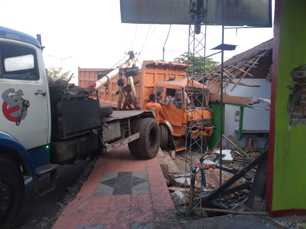 Begini Kronologi Truk Tronton Tabrak Bangunan di Blabak Magelang