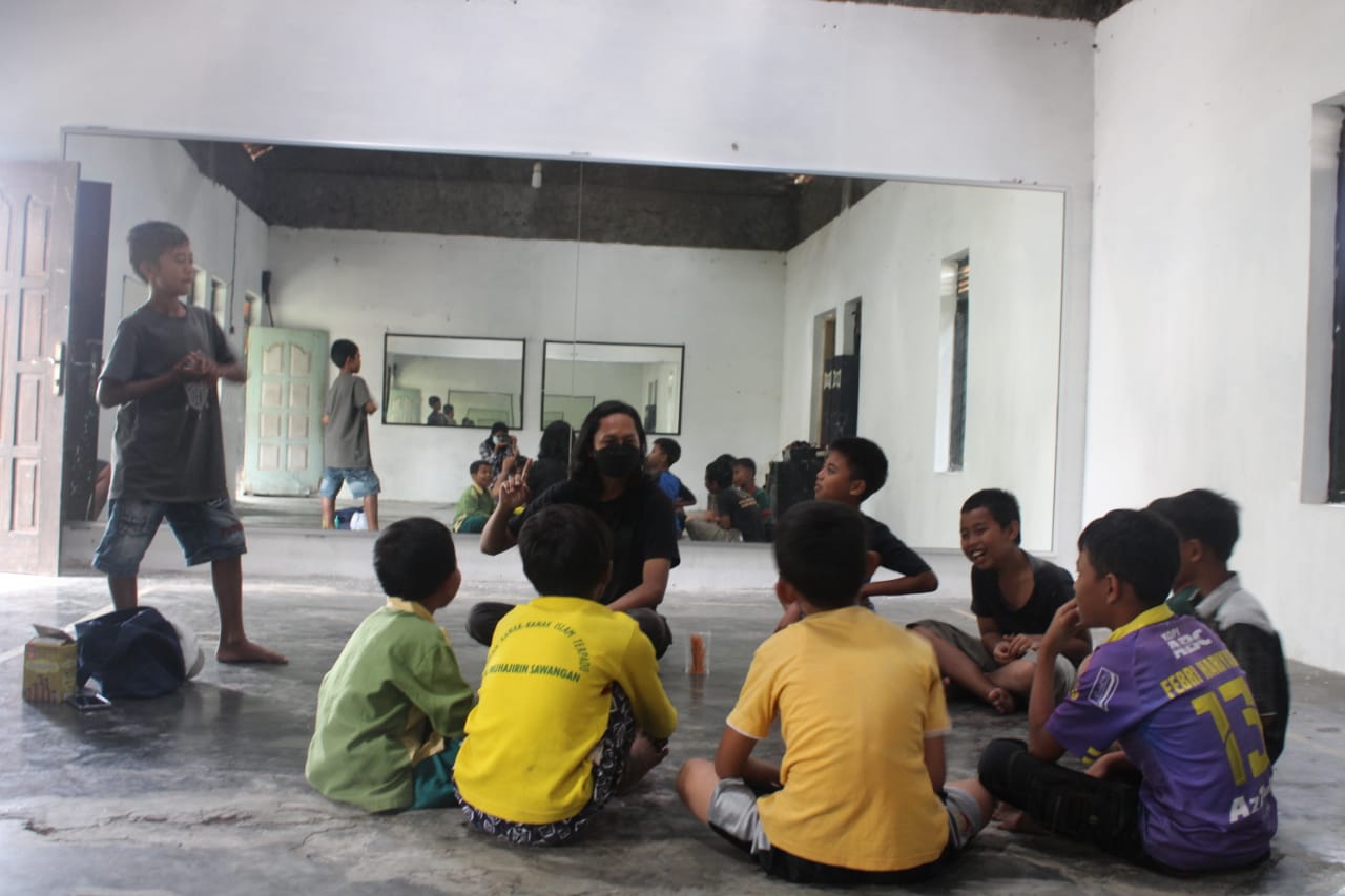 Taman Baca Kaki Mungil di Dusun Keron Magelang, Anak-anak Bermain sambil Belajar
