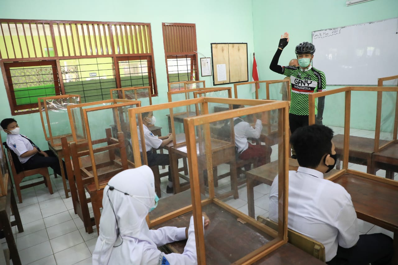 Gubernur Jawa Tengah Ganjar Pranowo sidak pelaksanaan PTM hari pertama di Kota Semarang, Senin (30/8/2021). (foto: ist)