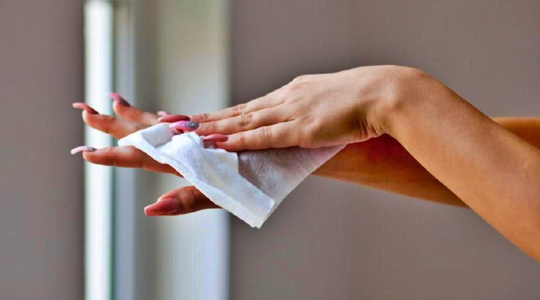 ilustrasi seseorang memakai tisu magic