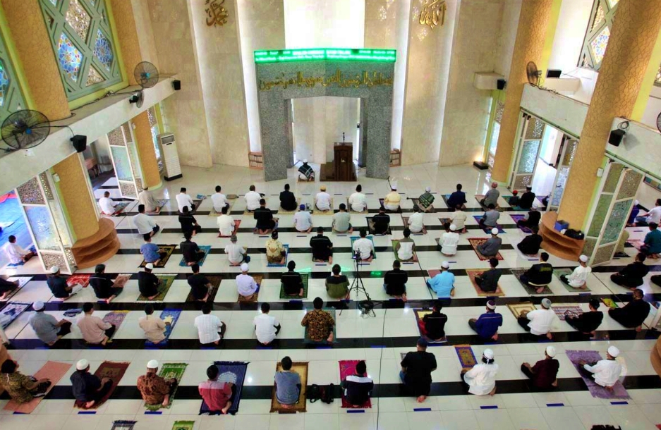 ilustrasi shalat di masjid dengan menerapkan prokes yakni jaga jarak antar jamaah