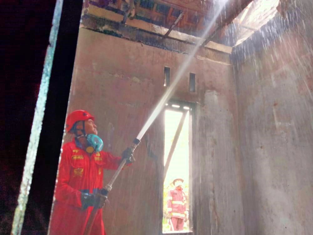 Petugas Pemadam Kebakaran saat memadamkan api di sebuah rumah di Mungkid (13/8/2021)