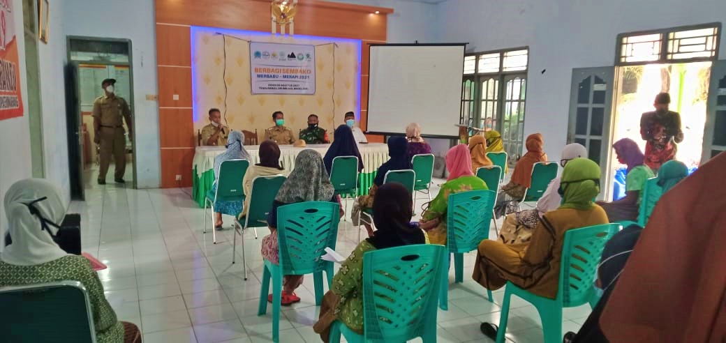 pemberian bantuan sembako dari Koramil Srumbung kepada warga