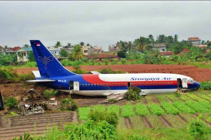 pesawat sriwijaya air tabrak tiga orang petani