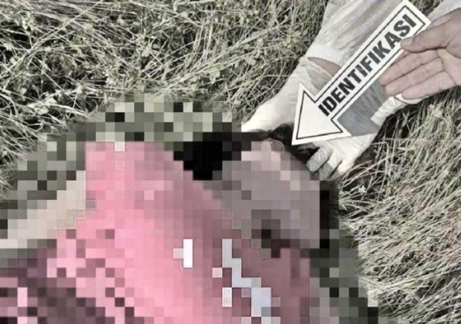 polisi saat identifikasi mayat perempuan dengan daster merah