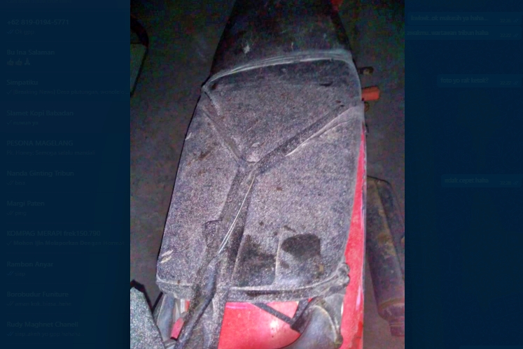 sebuah jok sepeda motor milik Slamet warga Babadan Paten Dukun yang terkena hujan abu pada selasa malam (10/8/2021)