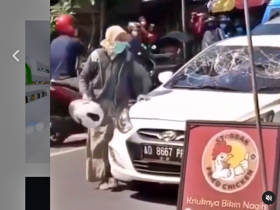 tangkapan layar video seorang perempuan berseragam ASN mengamuk pecahkan kaca mobil