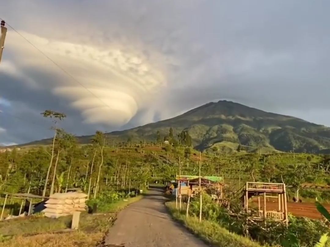 MIRIP UFO: Awan Lenticular memayungi Gunung Sumbing Magelang. (sumber: instastori/ badrikaaa)