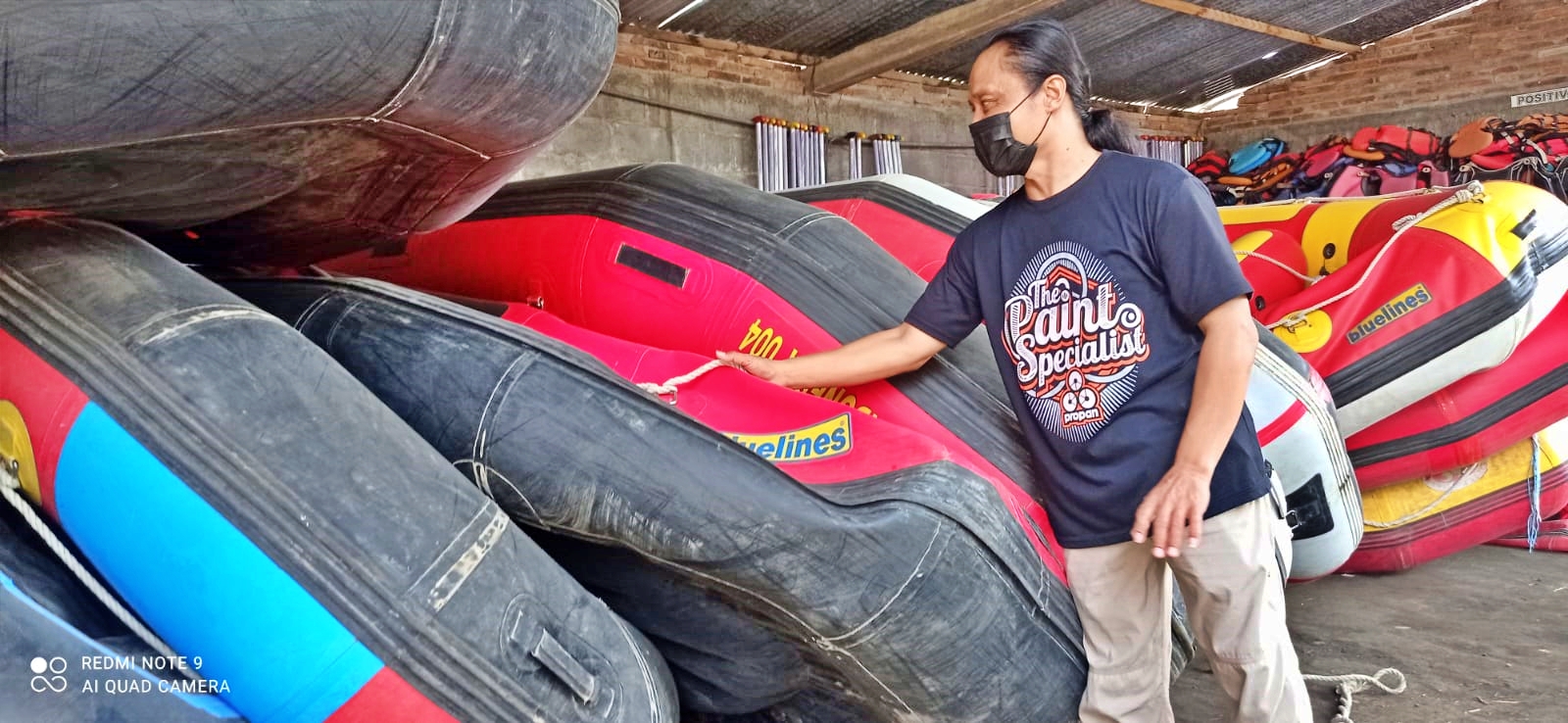 Agus GM Elo Rivers Rafting saat tunjukan perahu miliknya yang dimakan tikus