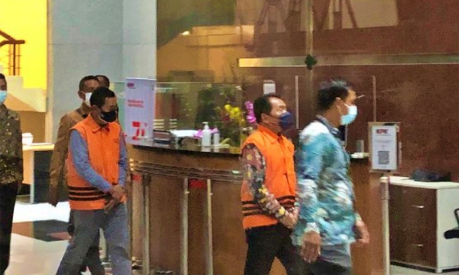 Bupati Banjarnegara mengenakan rompi orange setelah ditetapkan menjadi tersangka kasus dugaan korupsi