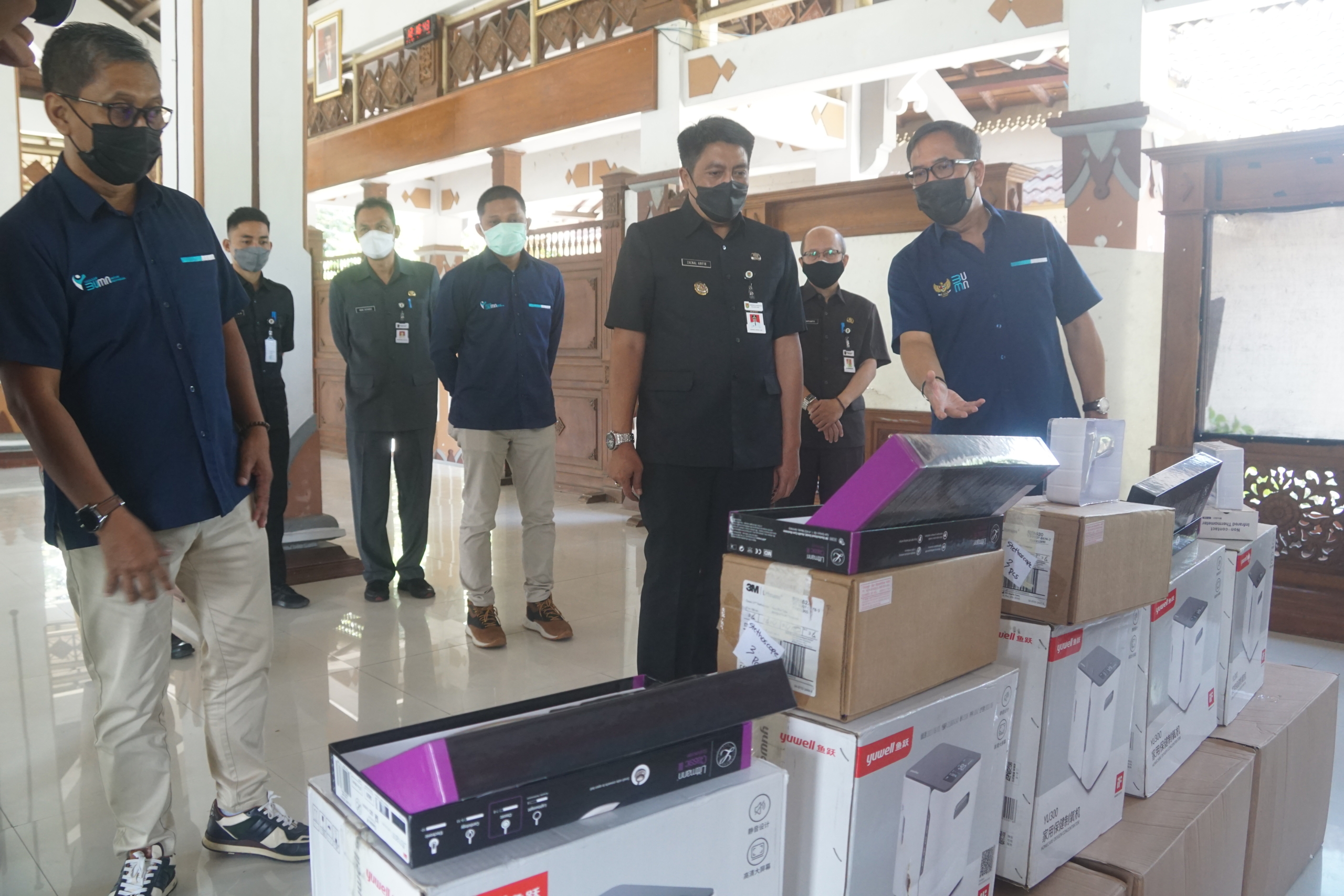 Bupati Magelang Zaenal Arifin saat menerima bantuan Alkes dari Yayasan BUMN Untuk Indonesia.