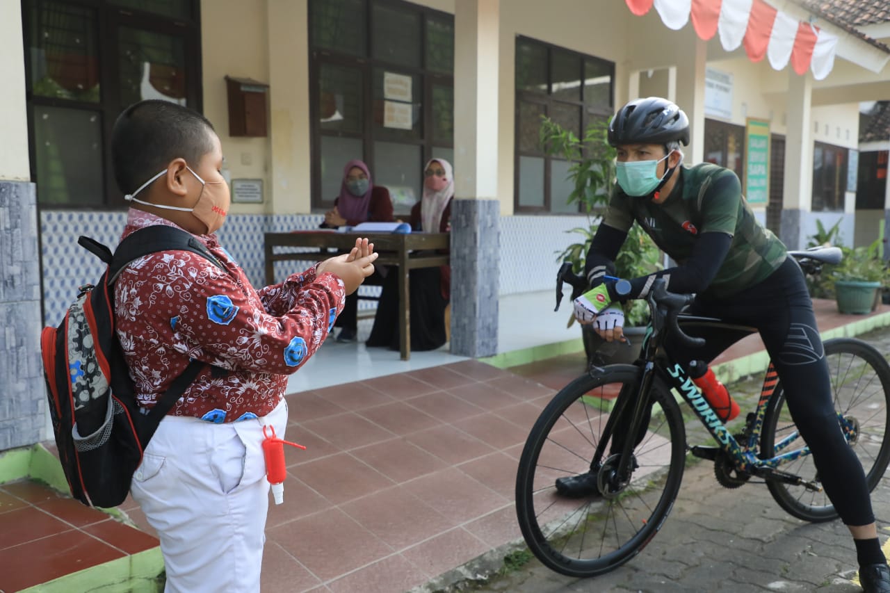 Ganjar saat berbincang kepada seorang siswa