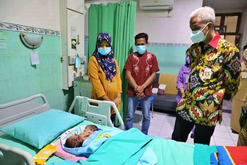 Ganjar saat menemui pasangan bayi kembar siam
