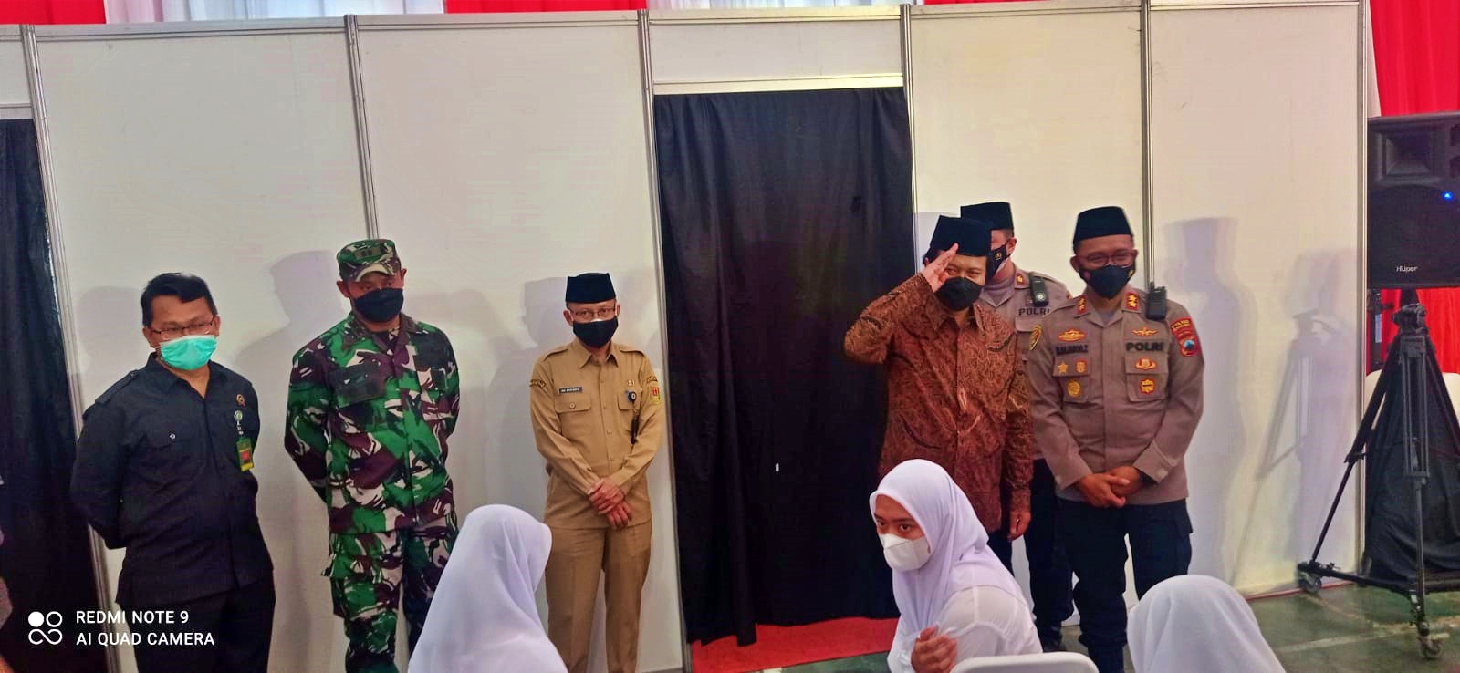 Gus Yusuf didaming Kapolres Magelang dan Sekda Kabupaten Magelang saat melihat proses vaksinasi merdeka untuk santri