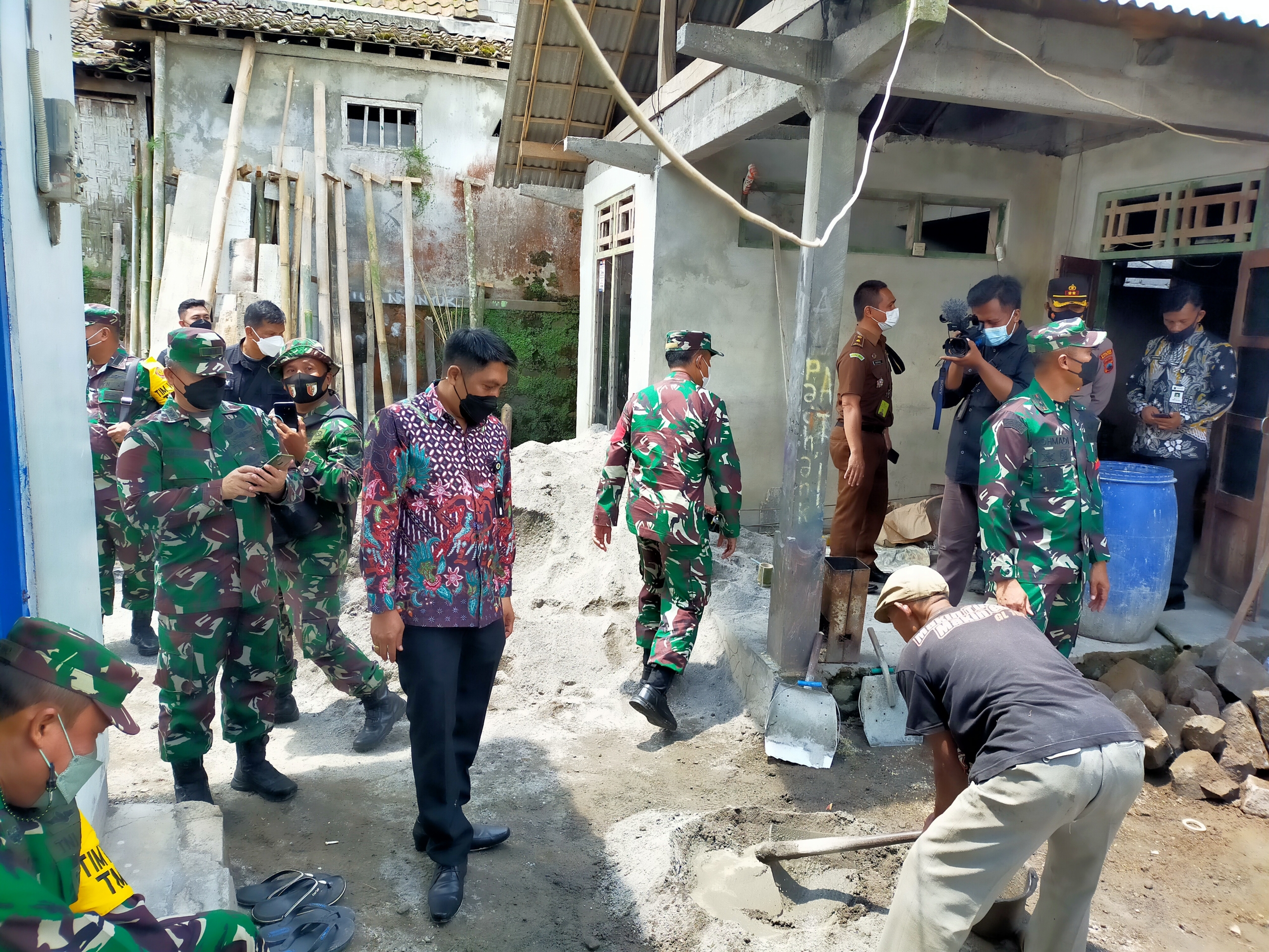 Bupati Magelang saat tinjau program TMMD oleh TNI