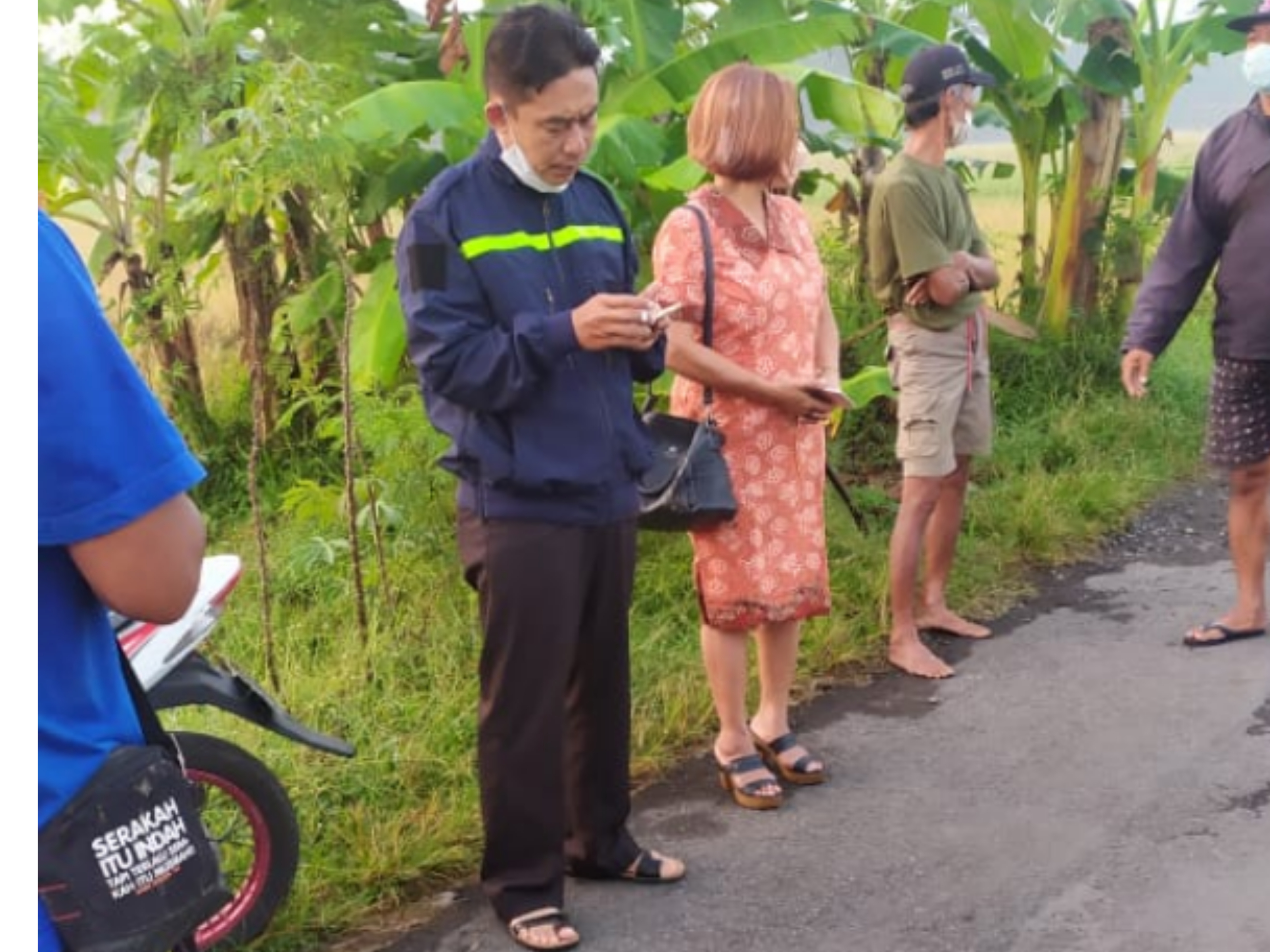 BEGAL: Korban Florentina Ina Rimawati bersama warga dan polisi di Sleman. (foto: ist)