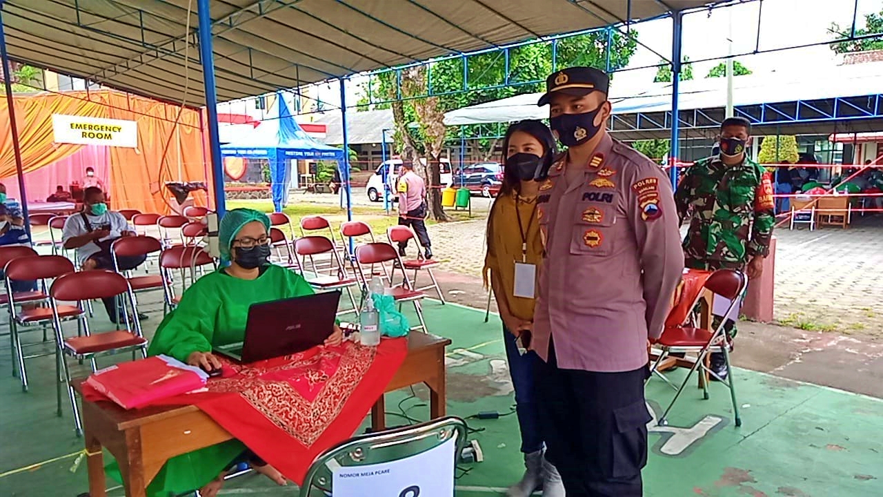 Kapolsek Muntilan saat mengecek vaksinasi massal di SMA PL Van Lith Muntilan