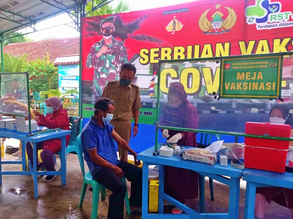 Kepala Desa Sewukan, Yeyen Rifai saat memantau warganya mengikuti program vaksinasi massal