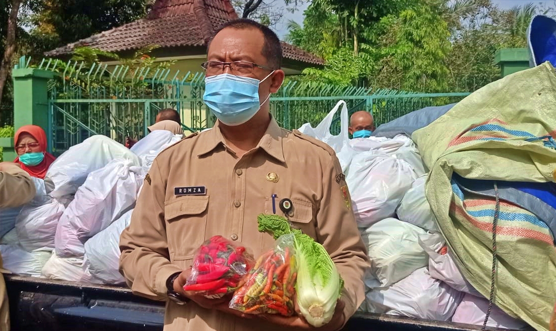 Kepala Dinas Pertanian dan Pangan Kabupaten Magelang, Romza Ernawan saat menunjukn paket sayuran dan cabai dari petani