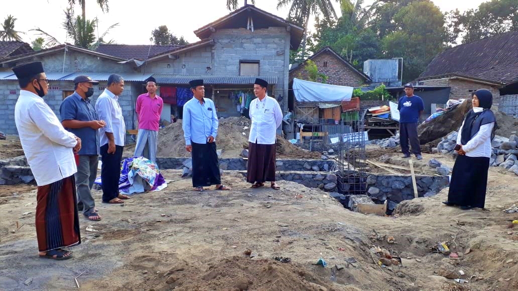 Ketua PCNU Kabupaten Magelang saat melihat proses pembangunan Ponpes SD TeMa Gunungpring